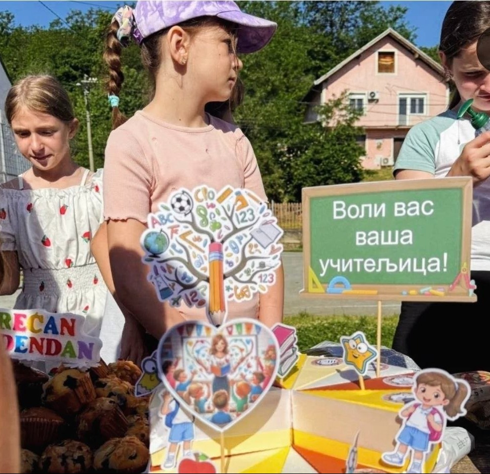 Učenici iz Vrčina priredili uciteljici iznenadjenje za rodjendan