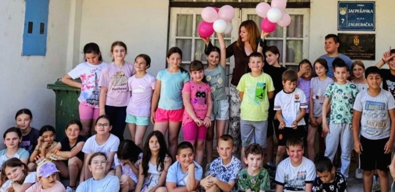 Učenici iz Vrčina priredili uciteljici iznenađenje za rodjendan
