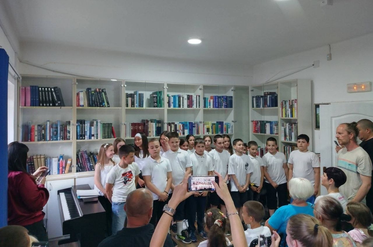 "Biblioteci na dar, učiteljici za spomenar"
