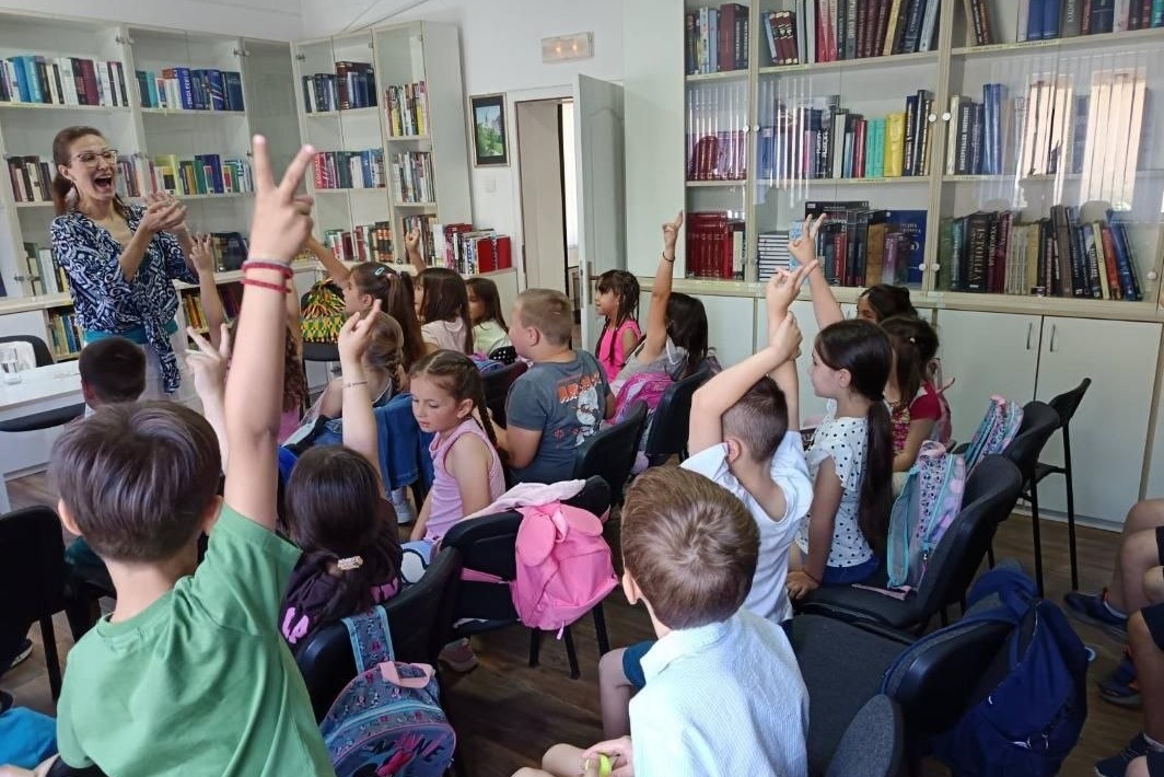 Predškolci iz vrtića „Lane“ posetili su biblioteku „Ilija Garašanin“ u Grockoj