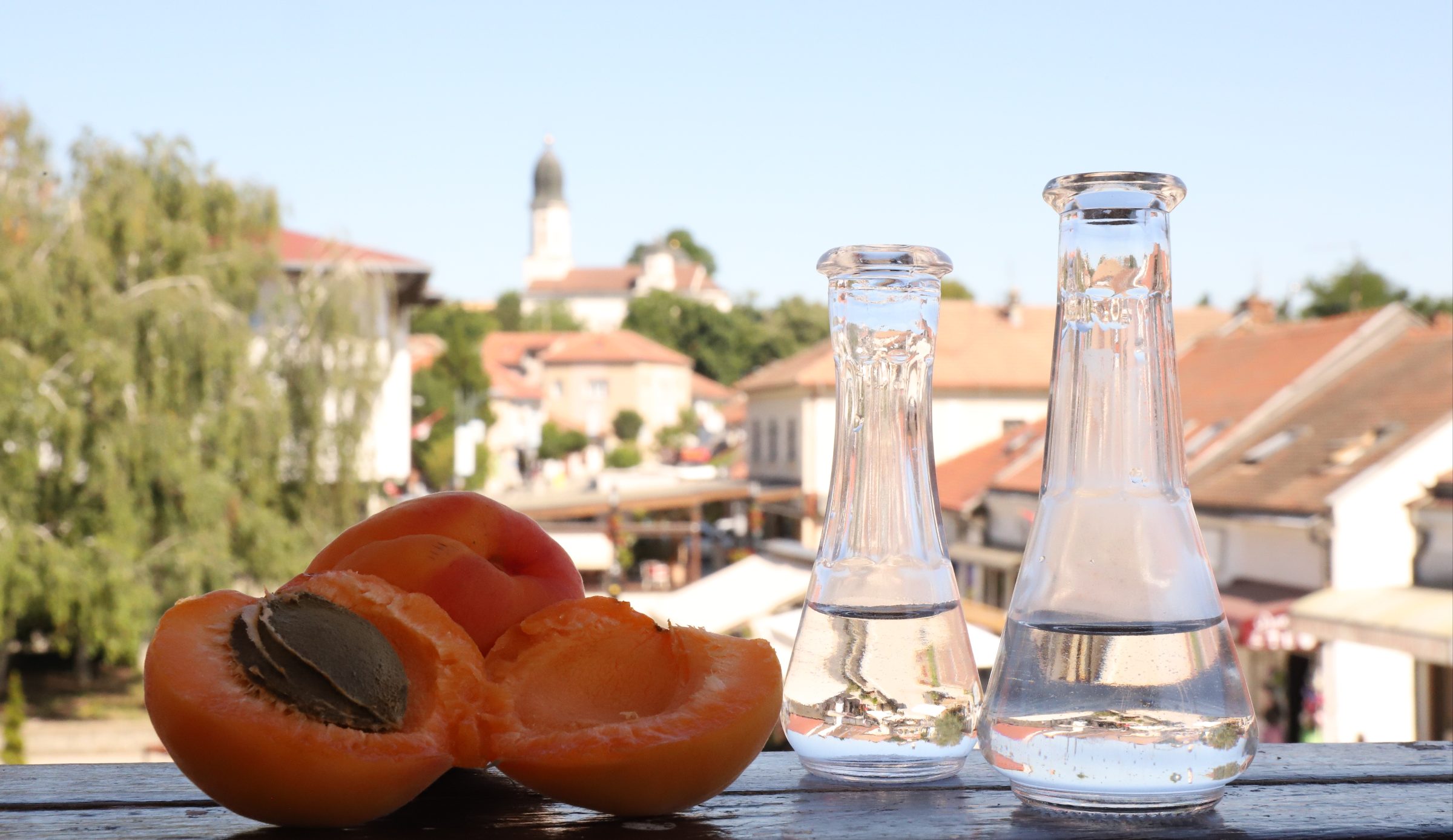 Čuvena rakija kajsijevča iz Grocke