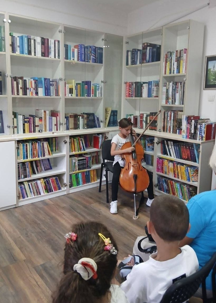 "Biblioteci na dar, učiteljici za spomenar"