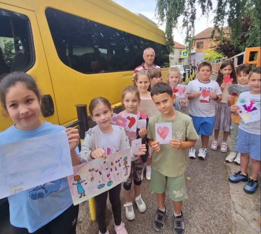 Prvaci odeljenja 1/1 i 1/2 iz Vrčina su maštovitim crtežima rekli veliko „hvala“ celom školskom kolektivu za podršku tokom prve školske godine