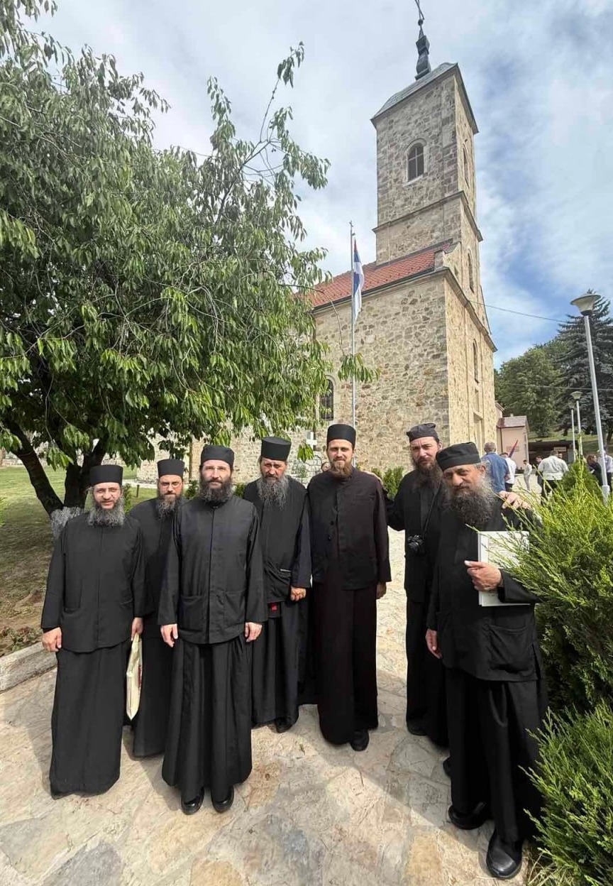 Bratstvo manastira Vatoped u posti manastira Rajinovac