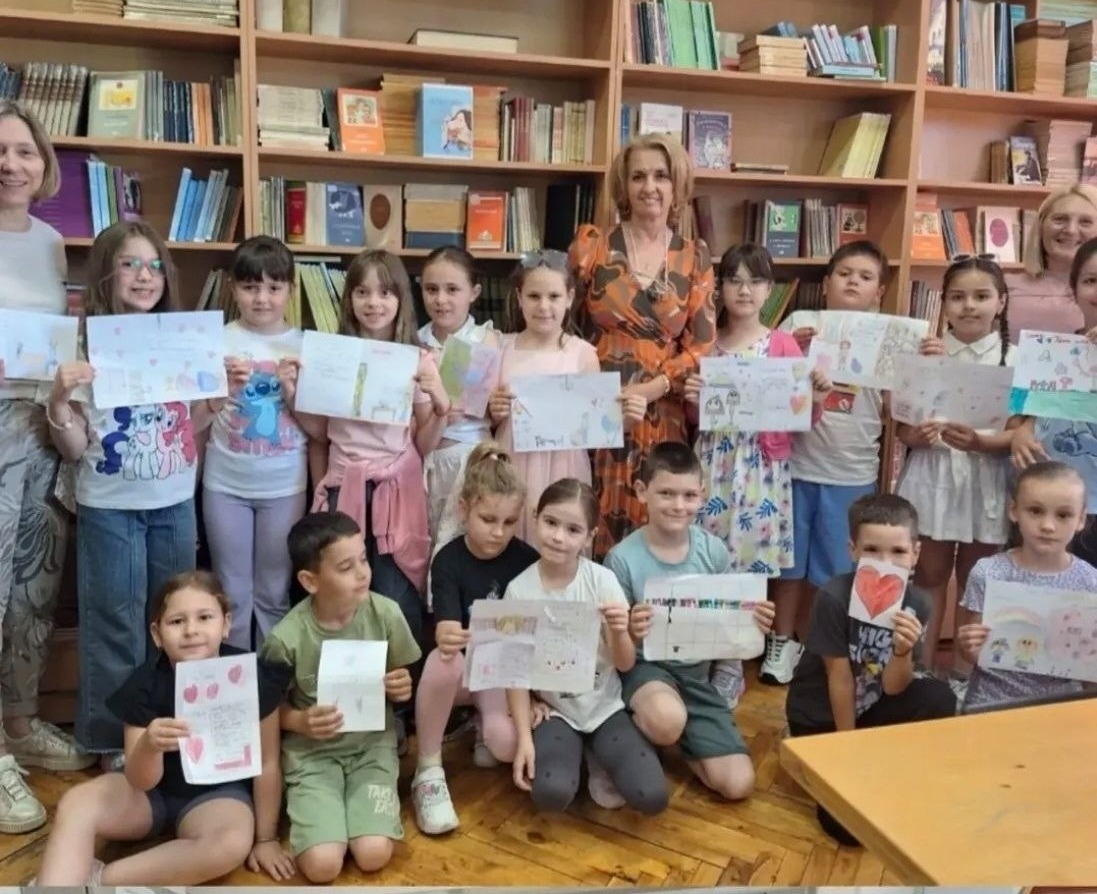 Prvaci odeljenja 1/1 i 1/2 iz Vrčina su maštovitim crtežima rekli veliko „hvala“ celom školskom kolektivu za podršku tokom prve školske godine