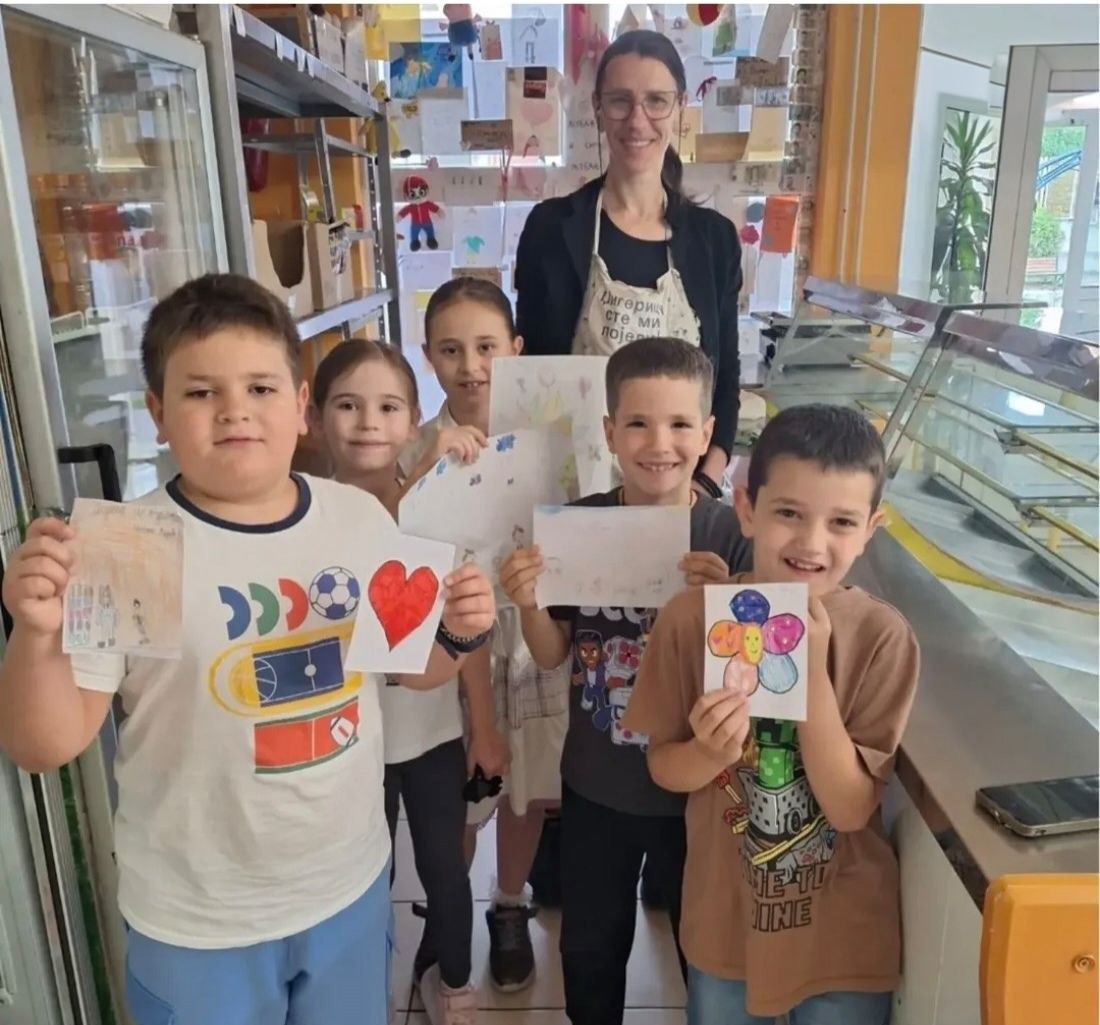Prvaci odeljenja 1/1 i 1/2 iz Vrčina su maštovitim crtežima rekli veliko „hvala“ celom školskom kolektivu za podršku tokom prve školske godine