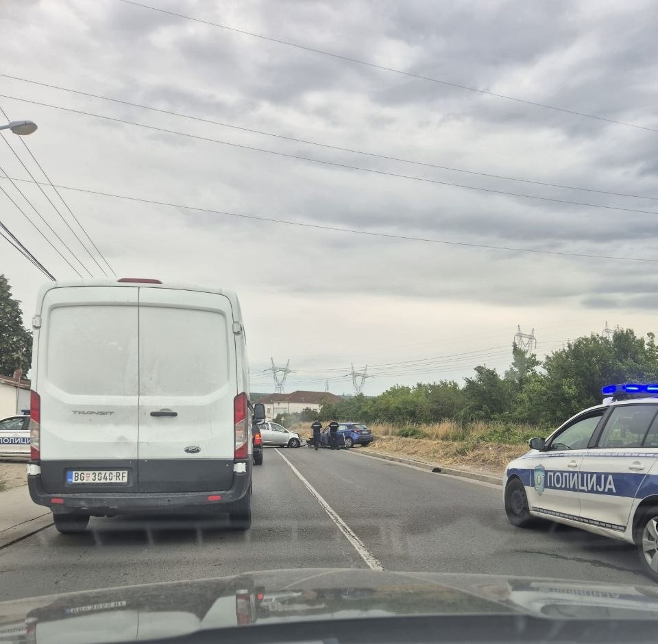 Na Smederevskom putu kod Boleča danas je došlo do saobraćajne nezgode u kojoj su učestvovala dva putnička automobila