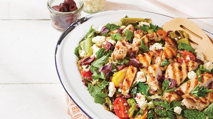 Brza grčka salata sa piletinom
