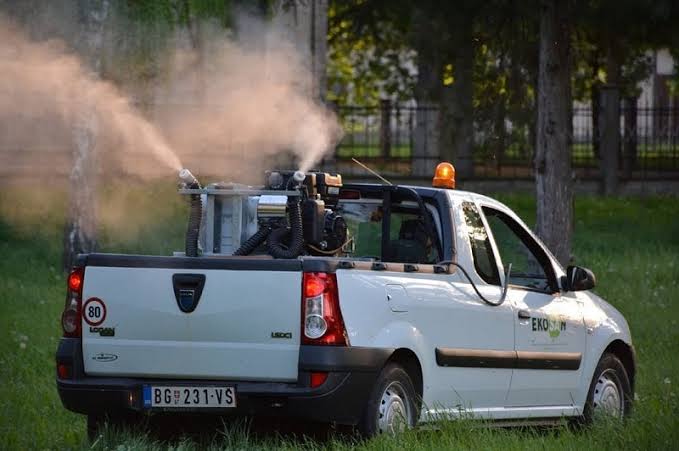 Ekipe JKP „Gradska čistoća“ večeras na terenu u Grockoj: Suzbijanje komaraca sa zemlje i vode