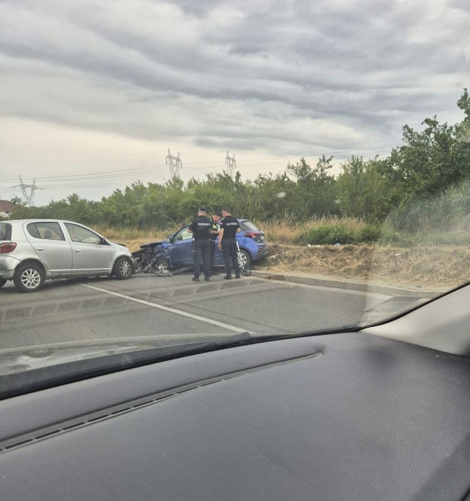 Na Smederevskom putu kod Boleča danas je došlo do saobraćajne nezgode u kojoj su učestvovala dva putnička automobila