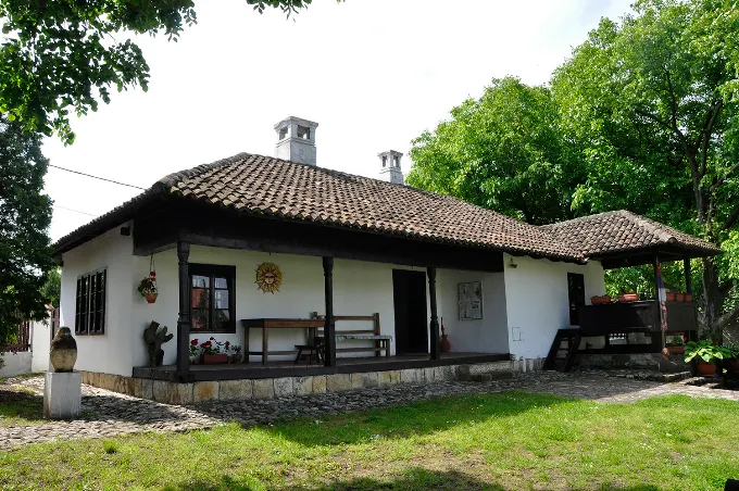 Rad „Vinčanci dolaze” slikarke Jasne Jelić Obradović izložen je u Rančićevoj kući u Grockoj do 15. septembra, u okviru postavke „Čuvari tradicije”
