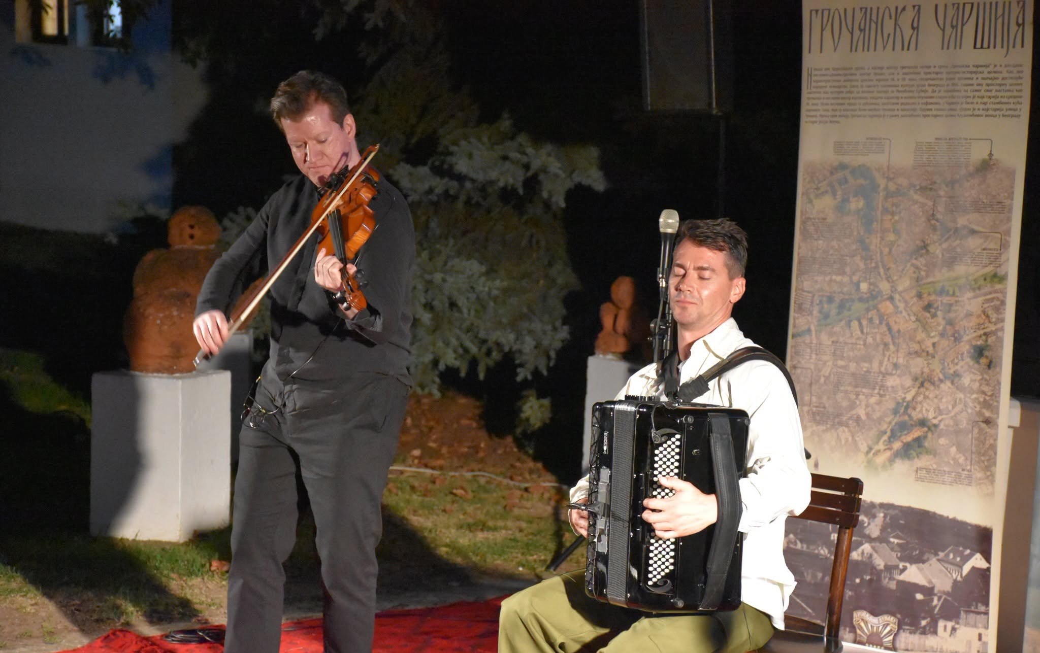 Spoj vinčanskih simbola i balkanskog melosa: Otvorena izložba „Od simbola do prostora” i koncert dua Mešković–Lazar