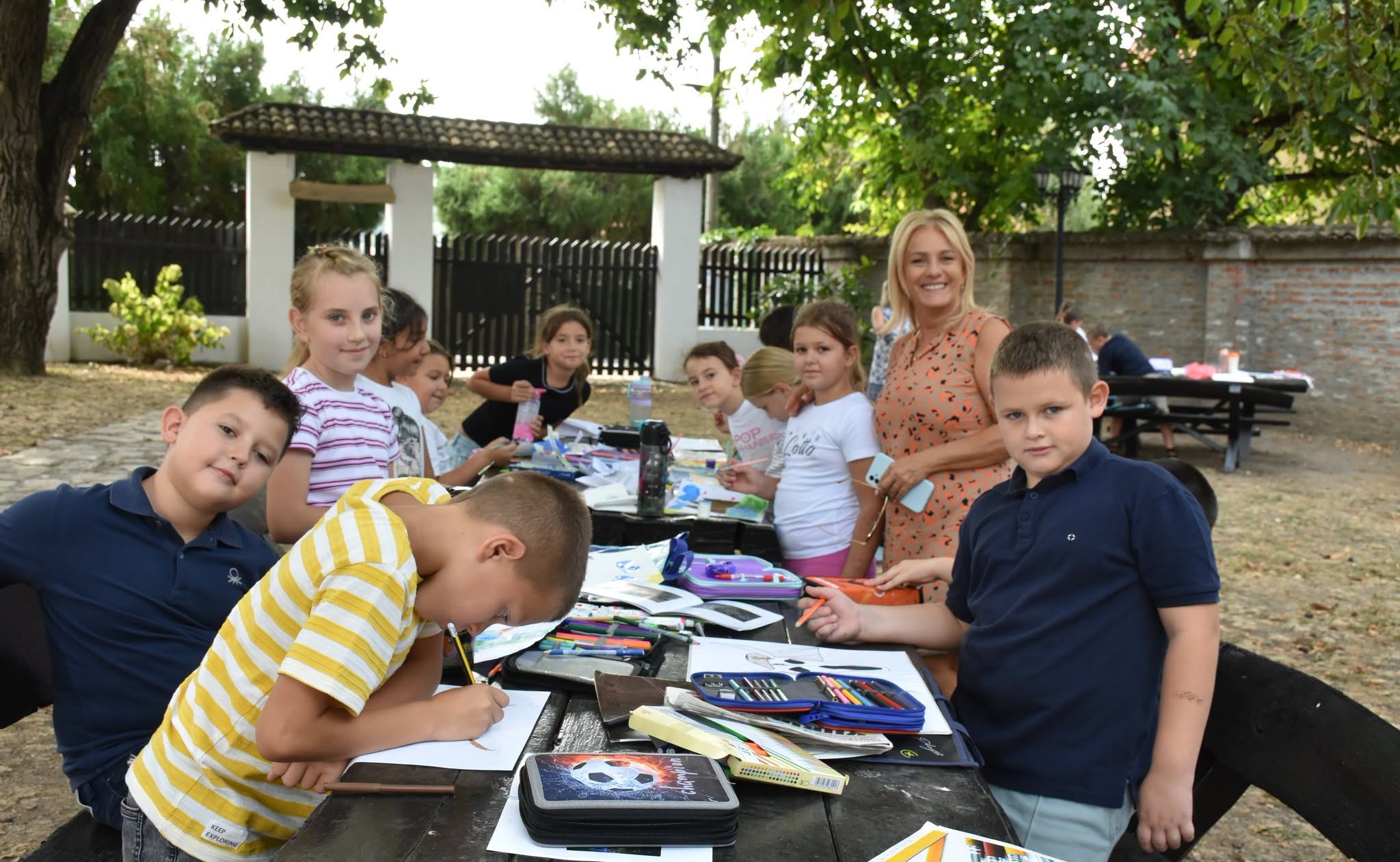 Đaci OŠ „Ilija Garašanin“ održali su kreativan čas likovne kulture u bašti Rančićeve kuće u Grockoj, inspirisani umetničkom izložbom koju su posetili