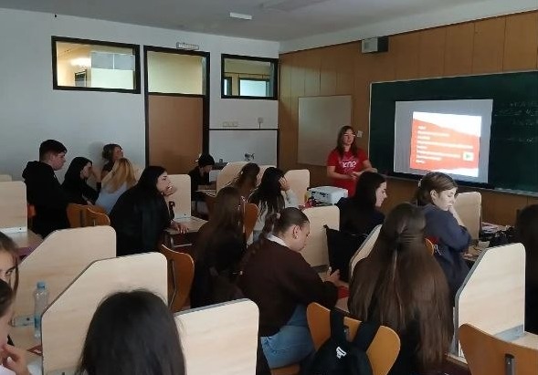 Crveni krst Grocka održao edukativno predavanje za srednjoškolce
