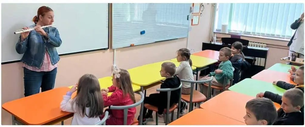 Povodom Dečije nedelje, izdvojeno odeljenje Osnovne muzičke škole „Nevena Popović“ u Vinči ugostilo je mališane iz PU „Lane"