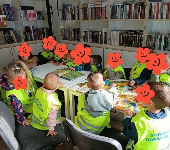 Najmlađi članovi PU „Bata i Seka“ u poseti gročanskoj biblioteci