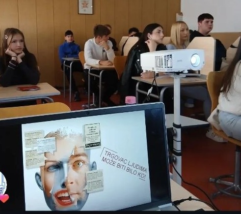 Crveni krst Grocka održao edukativno predavanje za srednjoškolce